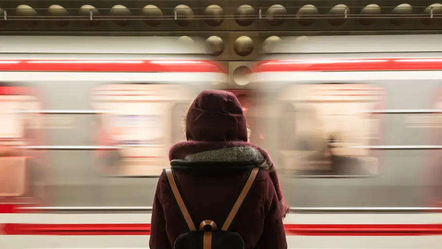 Una chica esperando al tren 50 años del interrail: así ha cambiado con los años