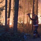 Sigue el trabajo para extinguir el incendio forestal en el Monte Areo 