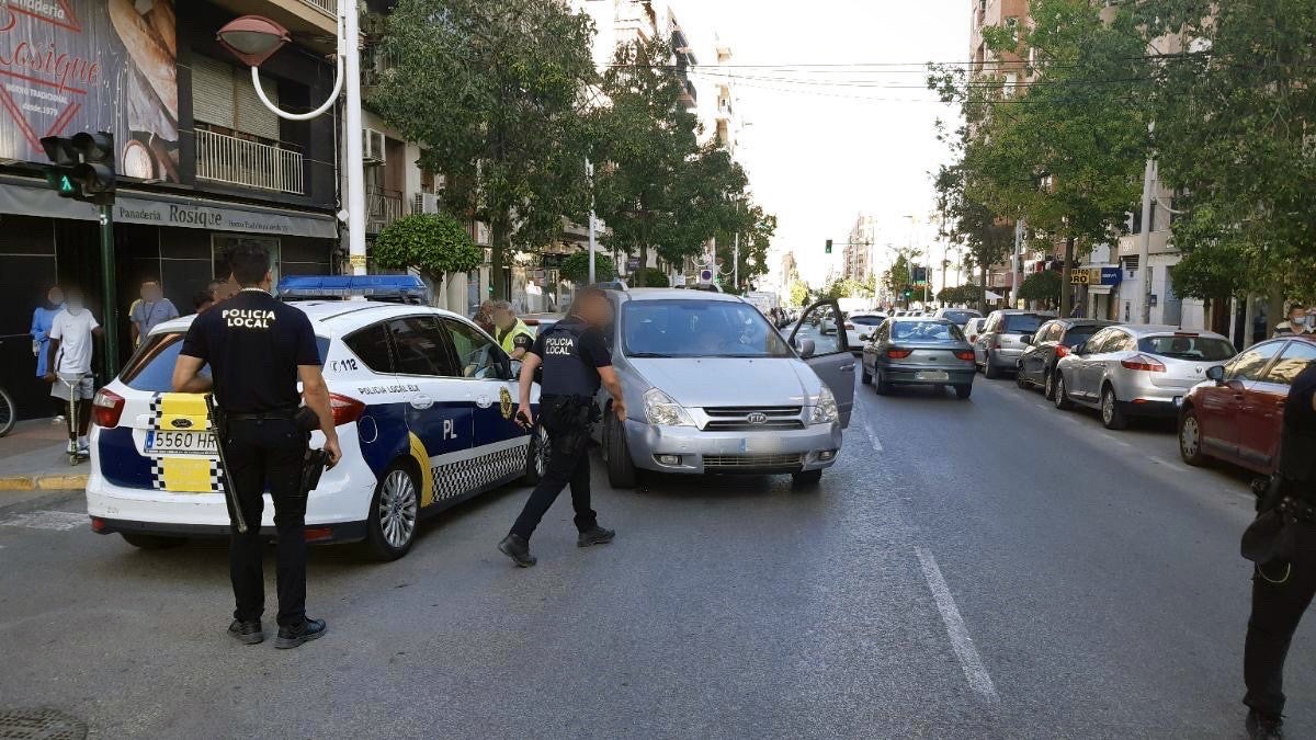 La Policía Local de Elche detiene a un conductor tras arrastrar con su coche a un agente que asistía un atropello La Policía Local de Elche detiene a un conductor tras arrastrar con su coche a un agente que asistía un atropello