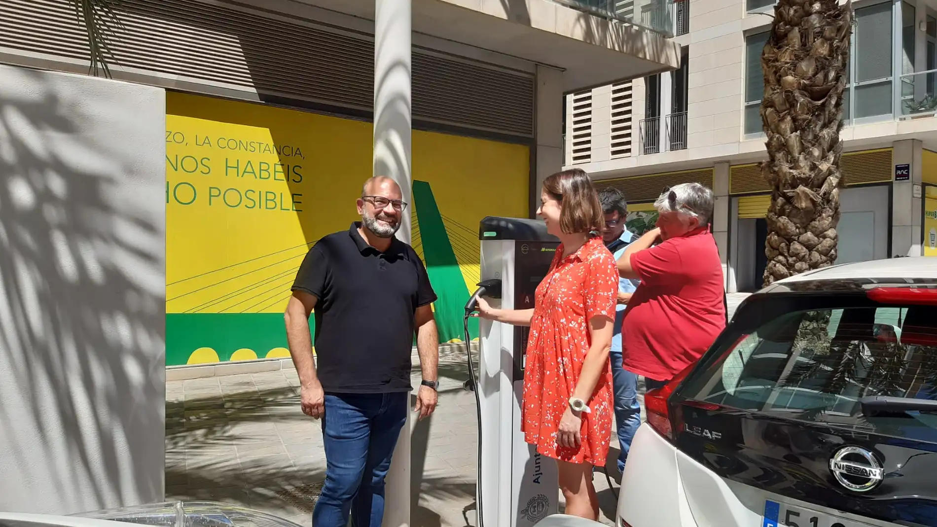 Felip Sánchez y Esther Díez en uno de los puntos de recarga para vehículos eléctricos
