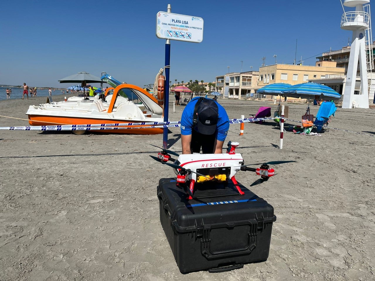 El Ayuntamiento de Santa Pola refuerza la vigilancia de sus playas con un dron dotado de chalecos salvavidas El Ayuntamiento de Santa Pola refuerza la vigilancia de sus playas con un dron dotado de chalecos salvavidas