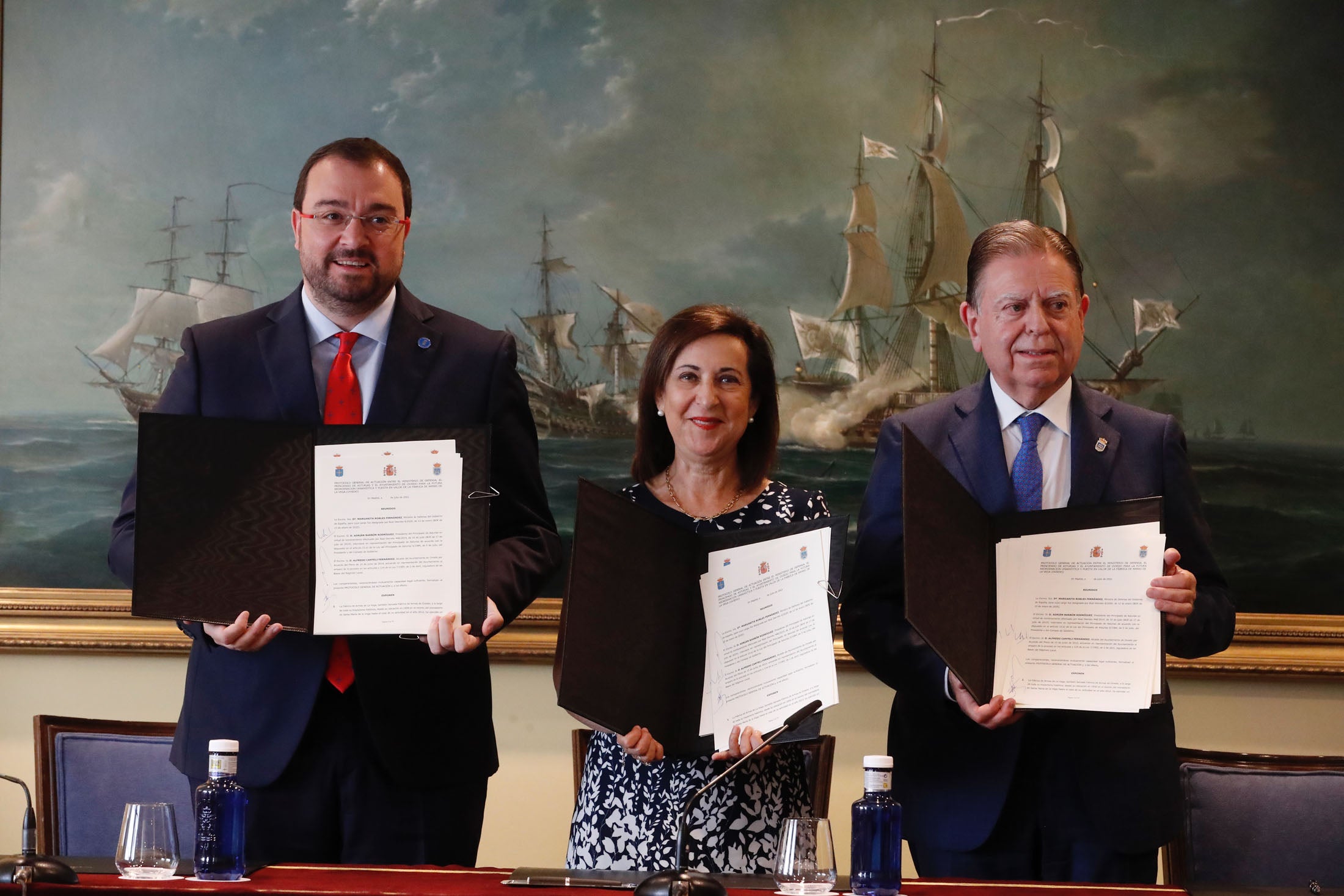 Defensa, Principado y Ayuntamiento firman el protocolo que devolverá los terrenos a Oviedo Defensa, Principado y Ayuntamiento firman el protocolo que devolverá los terrenos a Oviedo