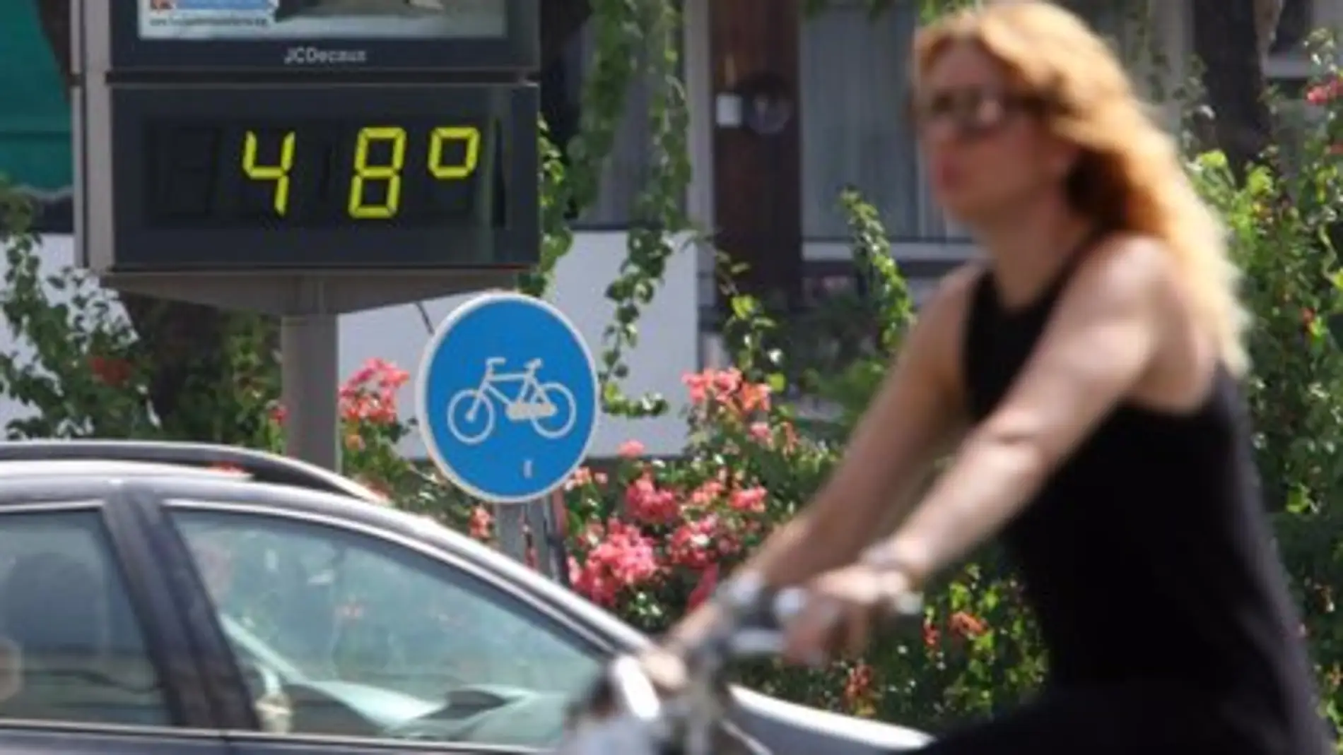 Termómetro en Sevilla que refleja las altas temperaturas durante la ola de calor.