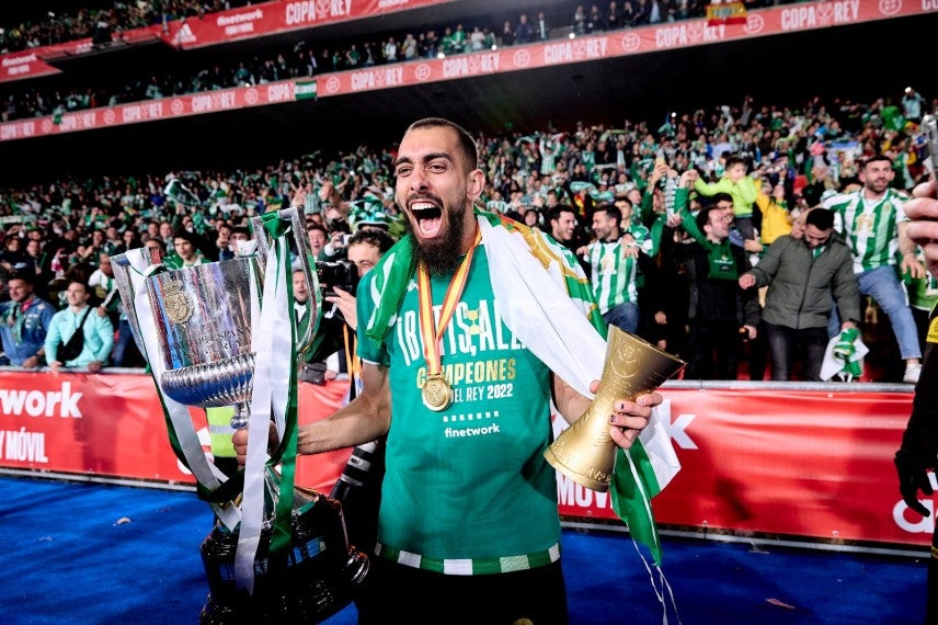 Borja Iglesias: "Bellerín se ha afeitado el bigote y no se lo deja hasta que no vuelva al Betis" Borja Iglesias: "Bellerín se ha afeitado el bigote y no se lo deja hasta que no vuelva al Betis"