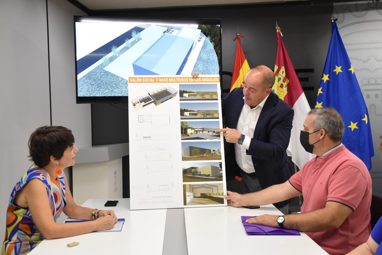 El alcalde detalla el proyecto de construcción de un espacio multiusos en Los Anguijes El alcalde detalla el proyecto de construcción de un espacio multiusos en Los Anguijes
