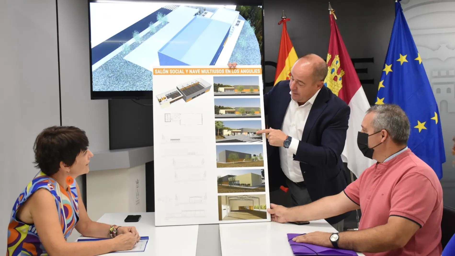 El alcalde detalla el proyecto de construcción de un espacio multiusos en Los Anguijes
