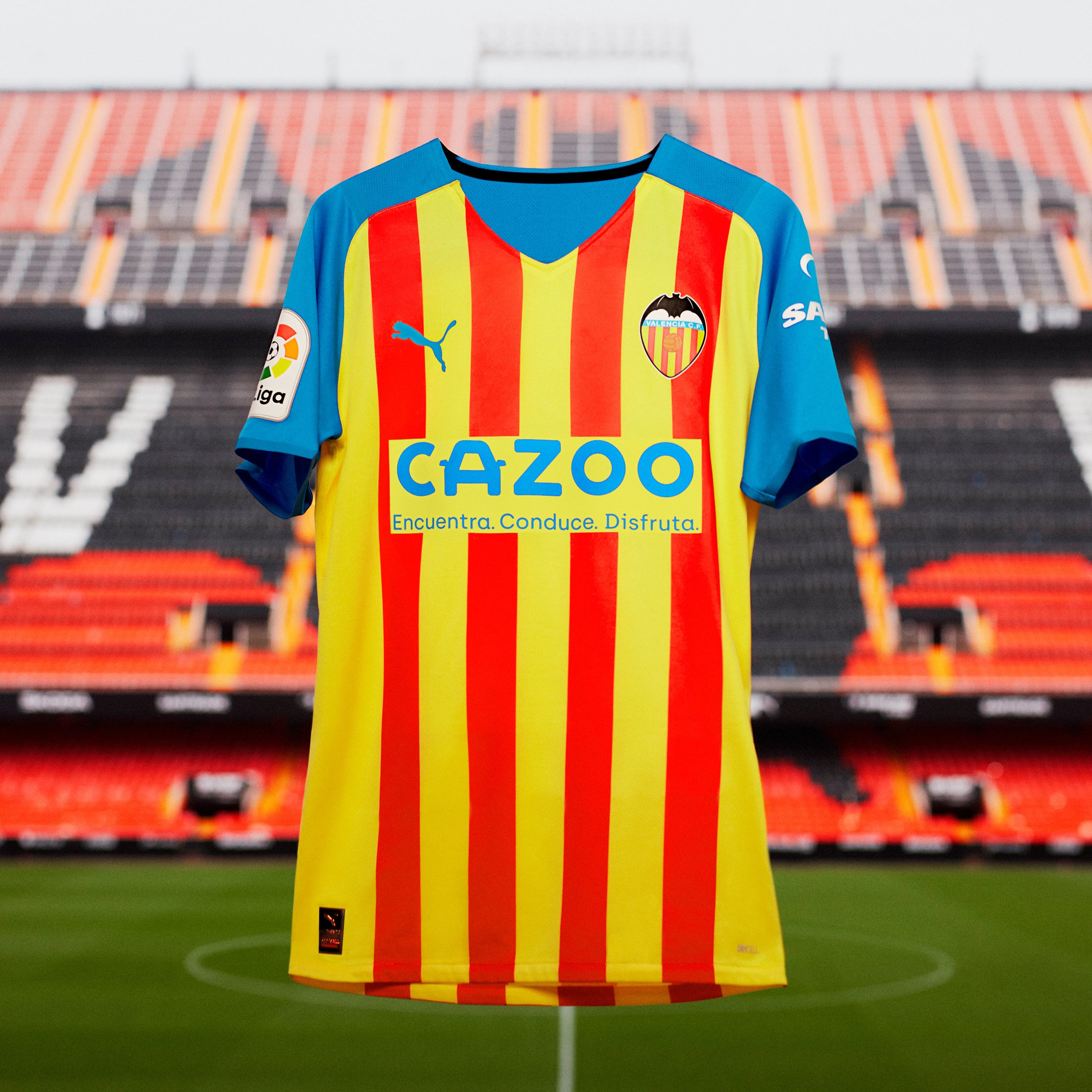 El Valencia presenta la tercera equipación con la senyera El Valencia presenta la tercera equipación con la senyera