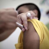 Un niño recibe una vacuna en una imagen de archivo.