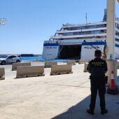 Vista del ferry de Argelia en el Puerto de Alicante