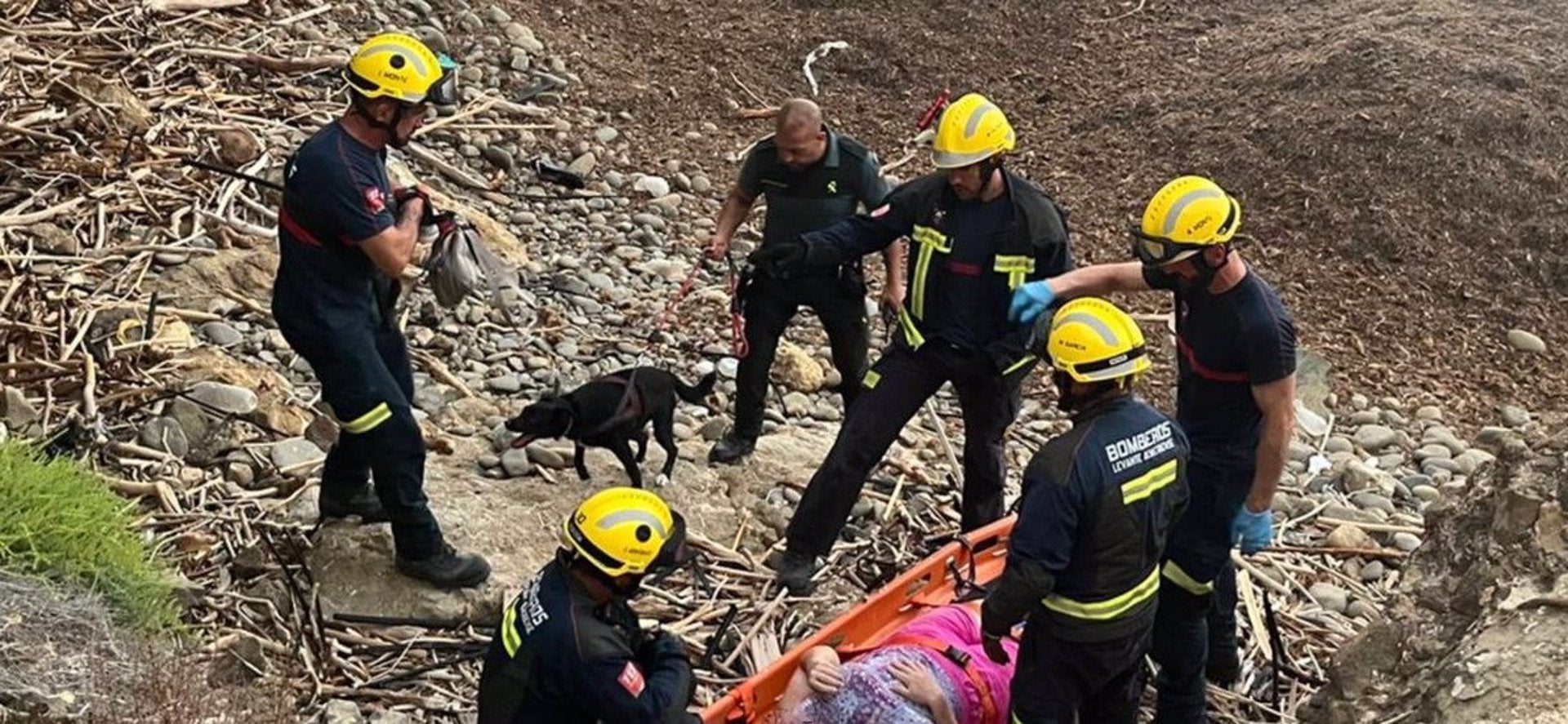 Rescatan a una mujer herida tras precipitarse por un acantilado de San Juan de los Terreros Rescatan a una mujer herida tras precipitarse por un acantilado de San Juan de los Terreros