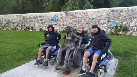 Llegan a Santiago en silla de ruedas eléctrica Llegan a Santiago en silla de ruedas eléctrica