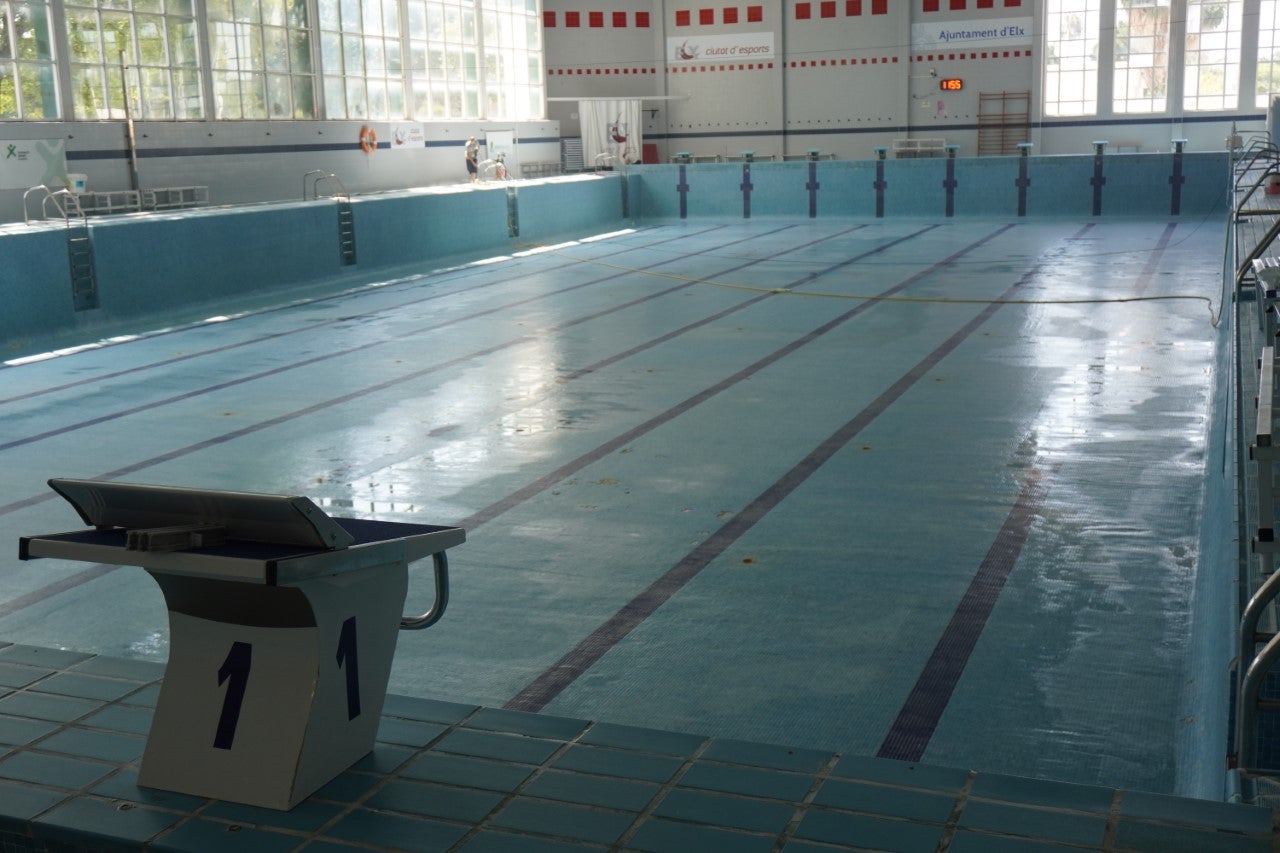 El Ayuntamiento suspende de manera temporal el uso de la piscina del pabellón Esperanza Lag ante el desprendimiento de una placa del techo El Ayuntamiento suspende de manera temporal el uso de la piscina del pabellón Esperanza Lag ante el desprendimiento de una placa del techo