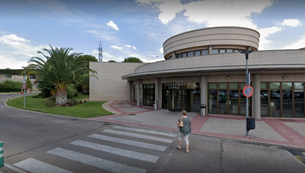 Desalojado el tanatorio de la Paz a causa de un incendio de pastos en Tres Cantos Desalojado el tanatorio de la Paz a causa de un incendio de pastos en Tres Cantos