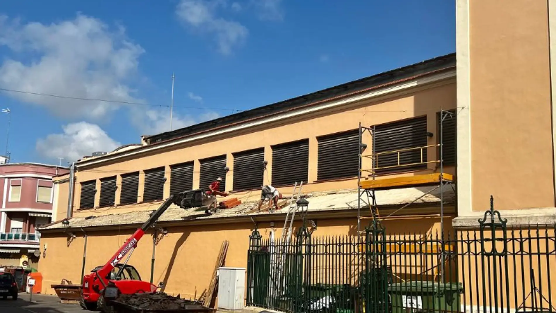 Benifaió pone en marcha las obras de reparación de la cubierta inferior del histórico Mercado Municipal