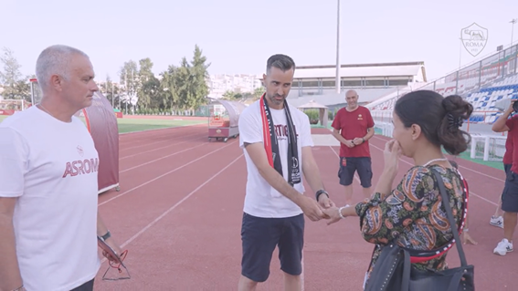 Un aficionado de la Roma le pidió matrimonio a su novia en presencia de...José Mourinho Un aficionado de la Roma le pidió matrimonio a su novia en presencia de...José Mourinho