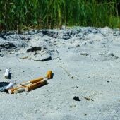 Las multas por fumar en la playa: hasta 450 euros solo por encender un cigarro 
