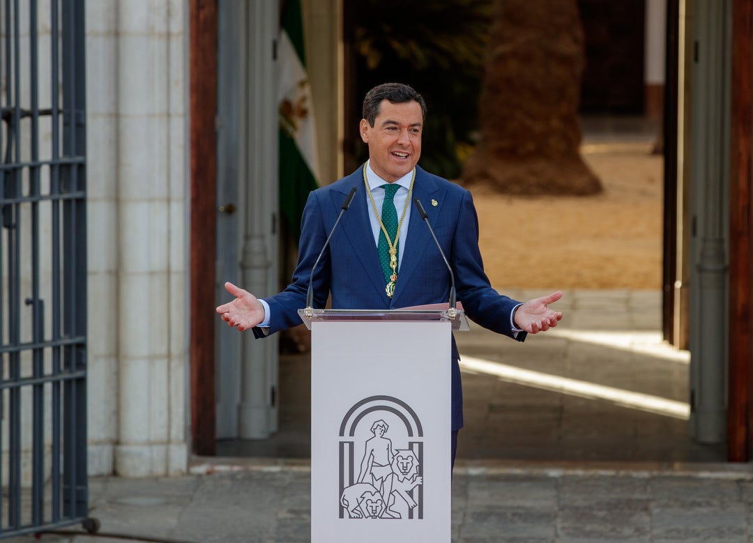 Juanma Moreno toma posesión arropado por Feijóo y reivindica el "nuevo orgullo andaluz" Juanma Moreno toma posesión arropado por Feijóo y reivindica el "nuevo orgullo andaluz"
