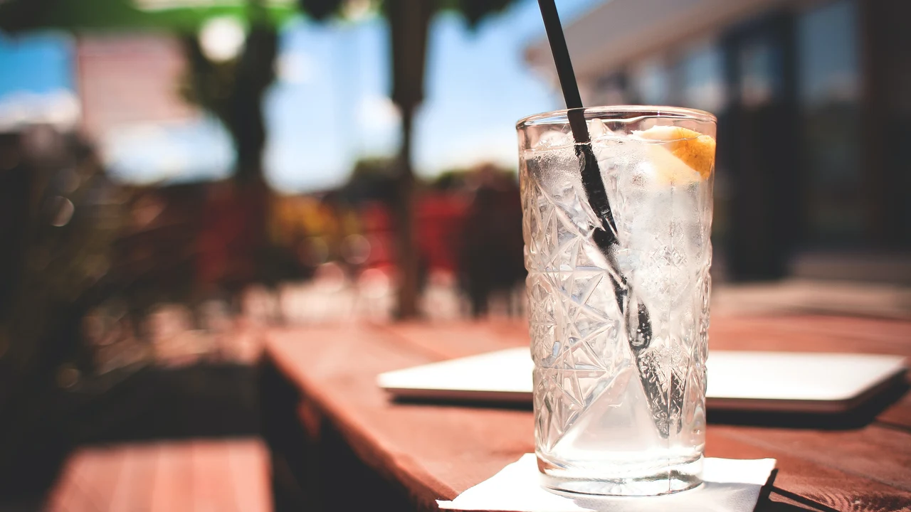 Por qué los expertos no recomiendan beber alcohol en plena ola de calor