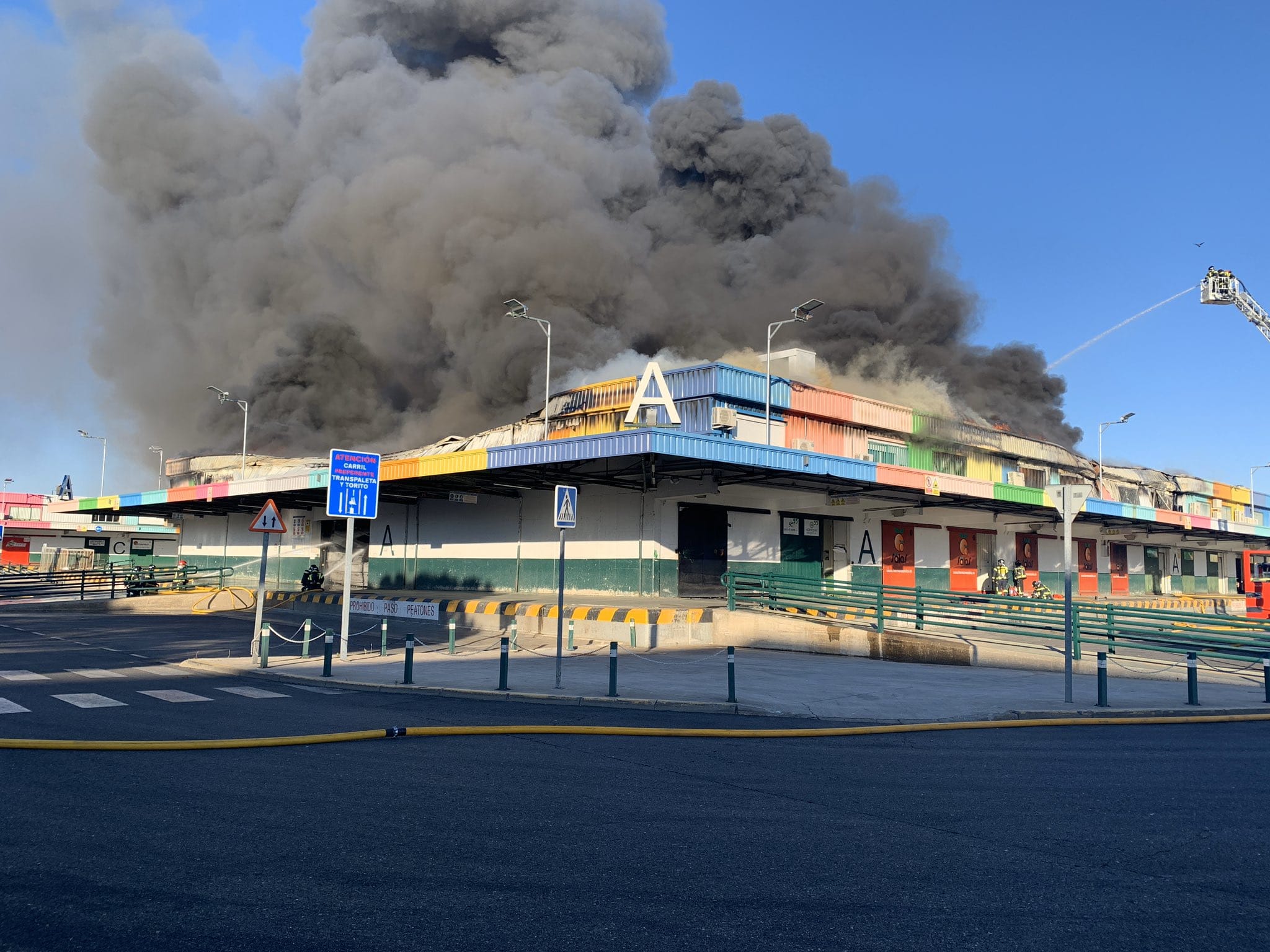 Arde una nave de frutas en Mercamadrid Arde una nave de frutas en Mercamadrid