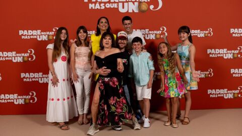 Photocall de equipo de 'Padre no hay m&aacute;s que uno 3', con su director y creador Santiago Segura en el centro