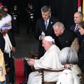 El Papa Francisco recibe la bienvenida de los indígenas en Canadá