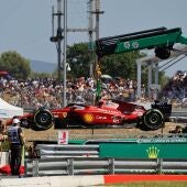 Una grúa retira el coche de Leclerc tras su accidente en el GP de Francia
