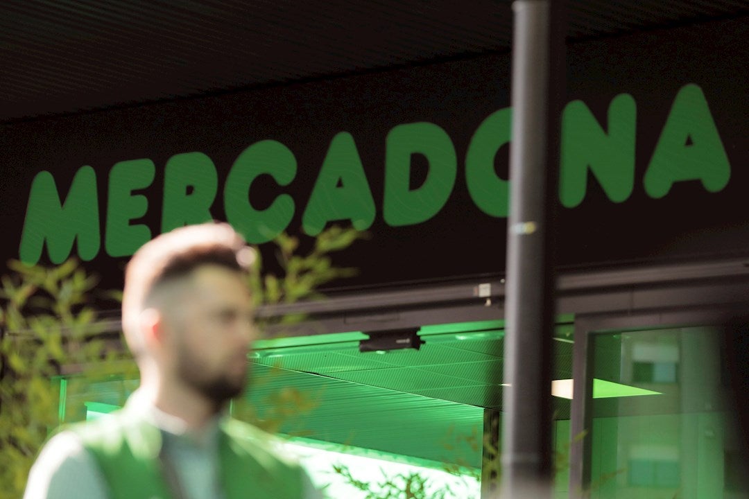Qué supermercados abren o cierran este lunes 25 de julio de 2022: horarios de Mercadona, Carrefour, Lidl, El Corte Inglés o Alcampo Qué supermercados abren o cierran este lunes 25 de julio de 2022: horarios de Mercadona, Carrefour, Lidl, El Corte Inglés o Alcampo