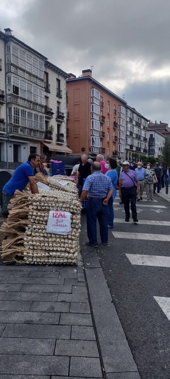 Mercado de ajos , barricas y feria agroganadera para festejar el Día del Blusa y la Neska en Vitoria. Mercado de ajos , barricas y feria agroganadera para festejar el Día del Blusa y la Neska en Vitoria.