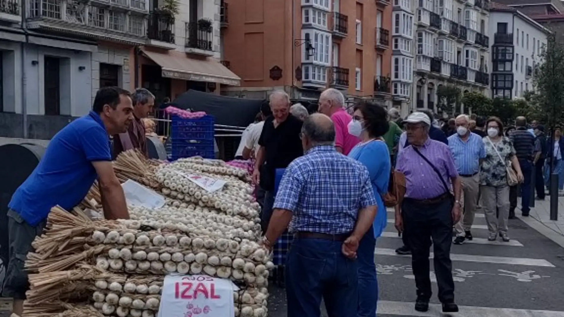Mercado de ajos , barricas y feria agroganadera para festejar el Día del Blusa y la Neska en Vitoria.