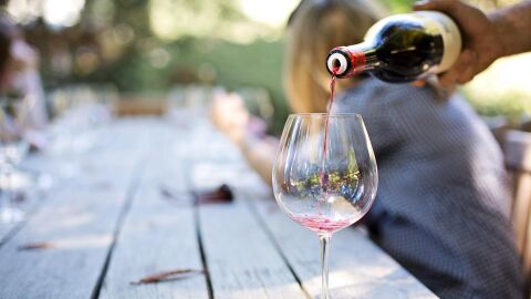 Botella y copa de vino