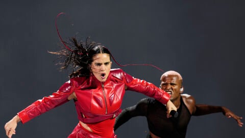 La cantante Rosal&iacute;a durante el concierto de su gira Motomami World Tour ofrecido esta noche en el Palau Sant Jordi, en Barcelona