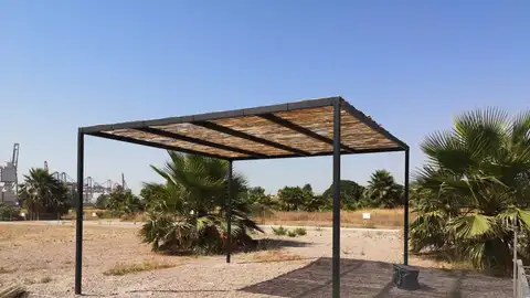 El Ayuntamiento de València instala ocho pérgolas para favorecer espacios de sombra en Espai Nazaret