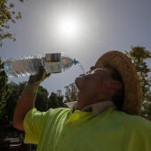 Un trabajador bebe agua ante el calor