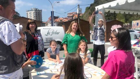 La consejera de Educaci&oacute;n, Lydia Espina, visita la Feria de la Conserva de Cand&aacute;s