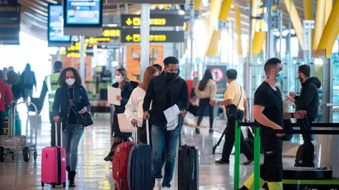 Fotografía de archivo de viajeros en el aeropuerto de Madrid.