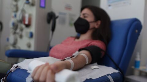  Una mujer dona sangre.