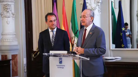 El administrador judicial del Málaga, José María Muñoz, con el alcalde de Málaga, Francisco de la Torre El administrador judicial del Málaga, José María Muñoz, con el alcalde de Málaga, Francisco de la Torre