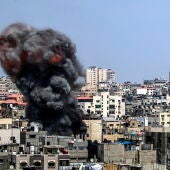 El humo se eleva tras un ataque aéreo israelí en la ciudad de Gaza, este sábado. 