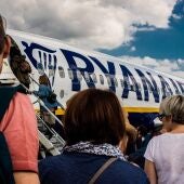 Pasajeros embarcan en un avión de la compañía irlandesa Ryanair, en una imagen de archivo
