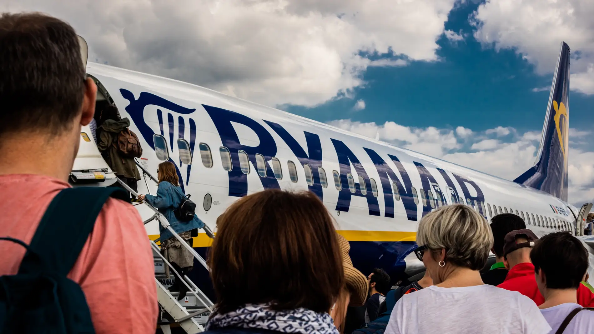 Pasajeros embarcan en un avión de la compañía irlandesa Ryanair, en una imagen de archivo/ Unsplash