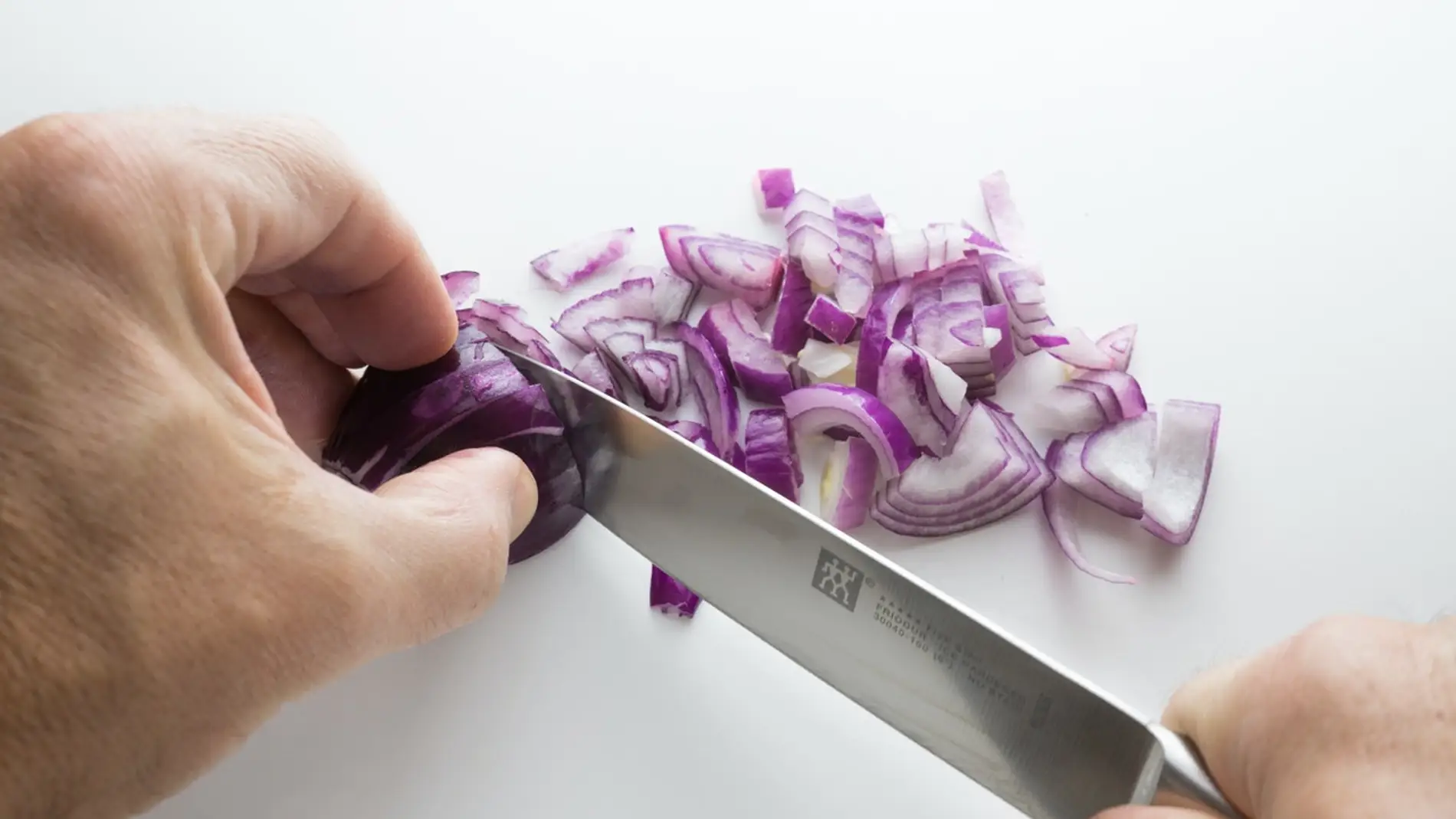 El truco definitivo para cortar la cebolla sin llorar
