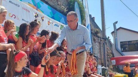 El consejero durante la entrega de medallas del Campeonato de Espa&ntilde;a de Traineras, este fin de semana