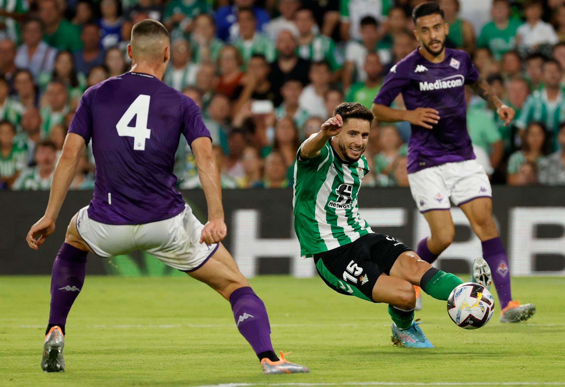 Posible salida de Alex Moreno por 10,6 millones Posible salida de Alex Moreno por 10,6 millones