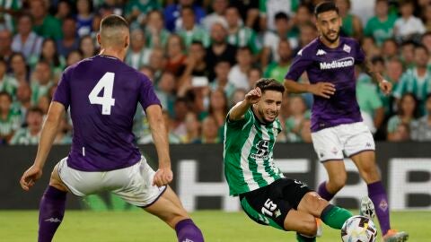 &Aacute;lex Moreno, del Real Betis, remata ante Milenkovic , de la Fiorentina, durante un partido amistoso en el estadio Benito Villamar&iacute;n de Sevilla. EFE/ Julio Mu&ntilde;oz