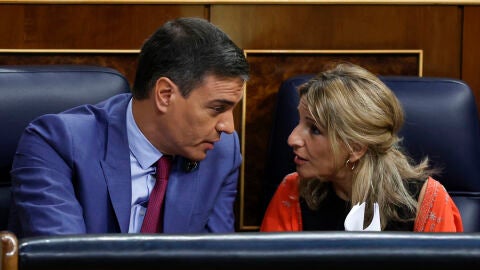 El presidente del Gobierno, Pedro S&aacute;nchez, y la ministra de Trabajo, Yolanda D&iacute;az, durante la segunda jornada del debate sobre el estado de la naci&oacute;n