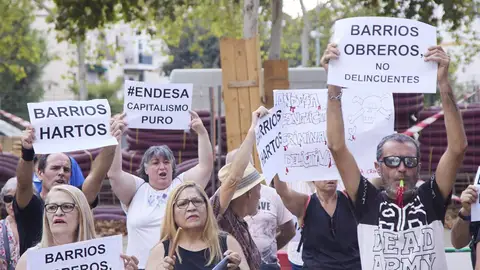 Numerosos vecinos durante la protesta del colectivo Barrios Hartos Numerosos vecinos durante la protesta del colectivo Barrios Hartos