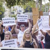 Numerosos vecinos durante la protesta del colectivo Barrios Hartos 