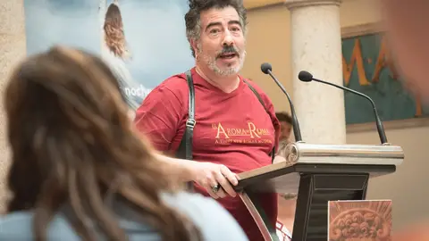 Agustín Jiménez presentando "El Aroma de Roma" Agustín Jiménez presentando "El Aroma de Roma"