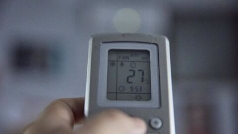 Un mando de aire acondicionado.