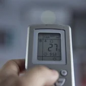 Un mando de aire acondicionado. Un mando de aire acondicionado.